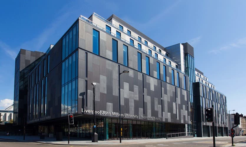 Pamje e jashtme e Redmonds Building te Liverpool John Moores University