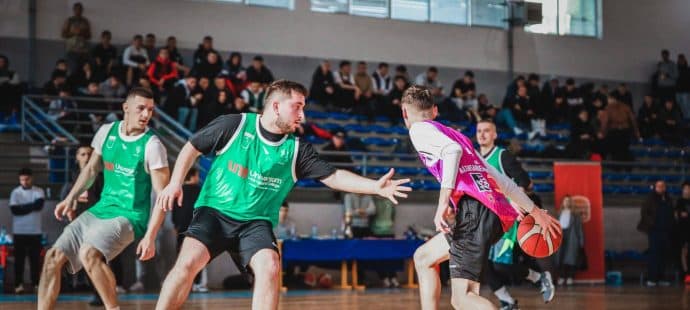 Aktivitet basketbolli në kampusin e UNI-t