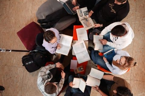 Mjedis kreativ studentor në kampusin e UNI-t